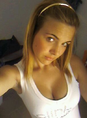 Teenager down t-shirt cleavage-Sexe